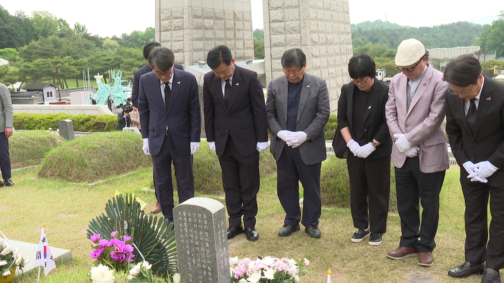 김관영 지사, 5.18 기념일 앞두고 민주묘지 참배