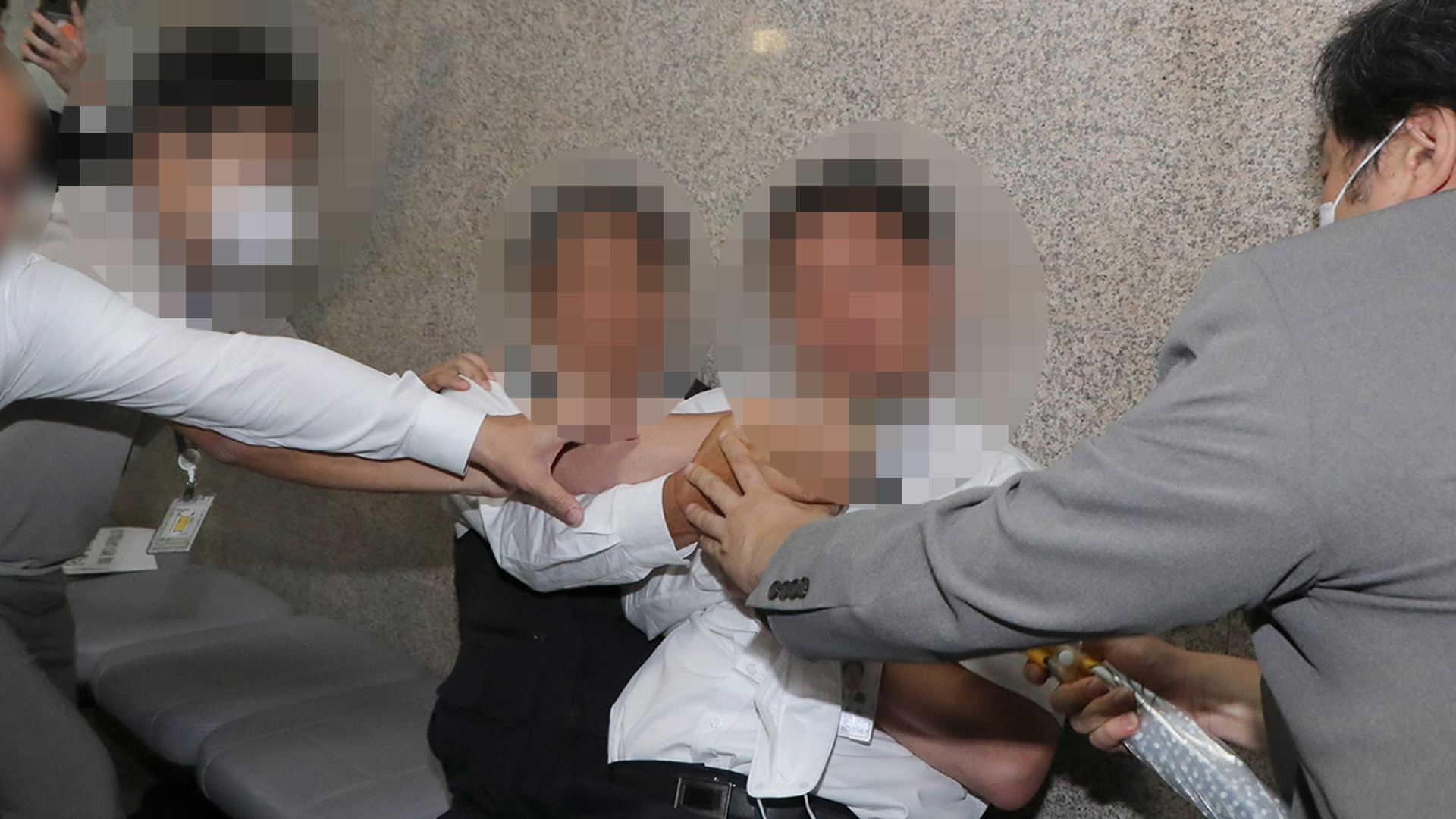 '이재명 단식' 국회 당 대표실 앞에서 70대 남성 흉기소동