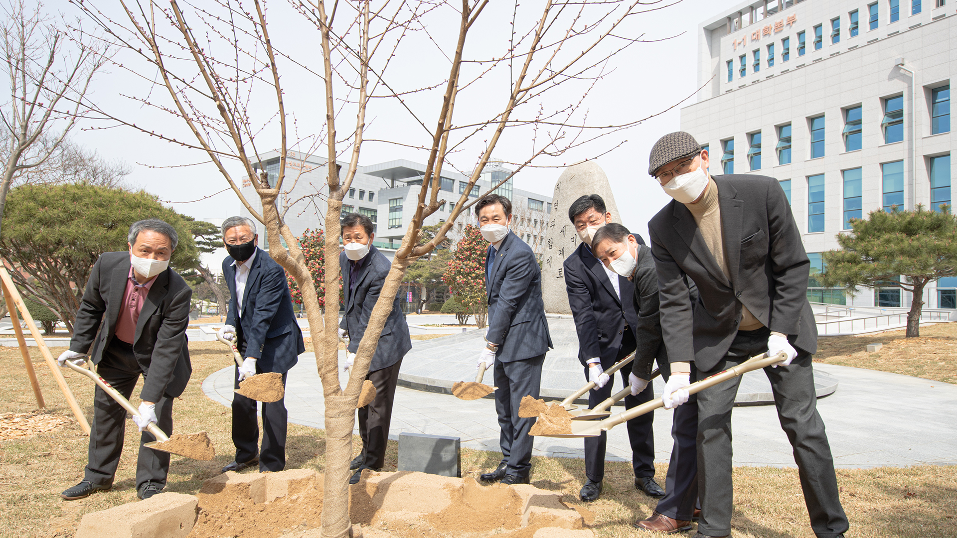 전북대, 식목일 나무심기..