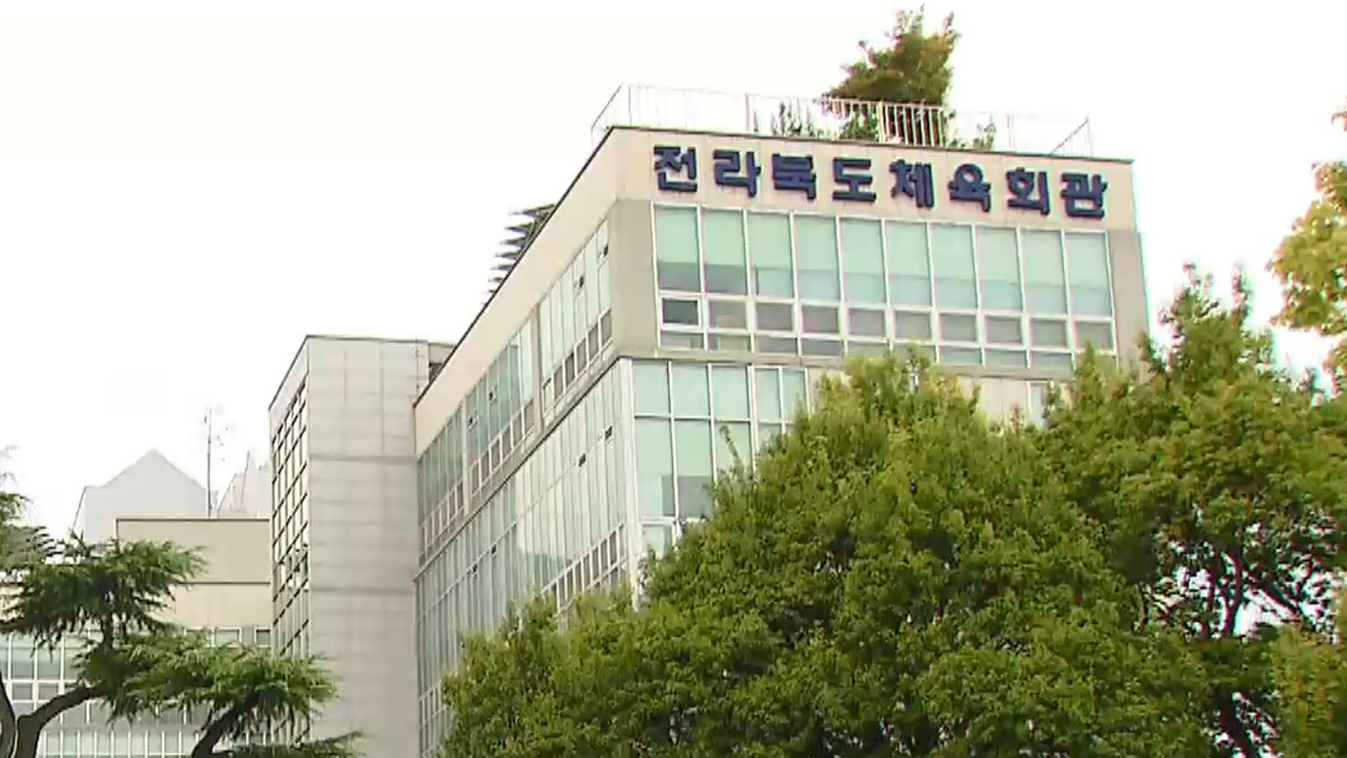 회장 한마디에 바뀐 단복... 체육회 난맥상