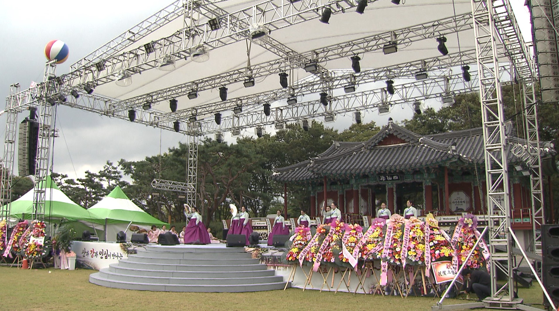 돌아온 가을 축제.. 다음 달 말까지 이어져