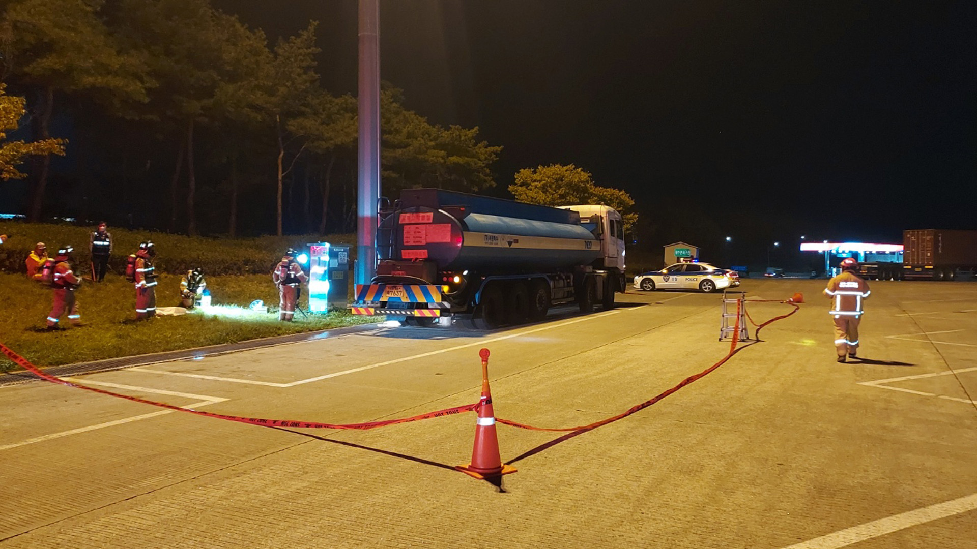 휴게소에 정차된 탱크로리에서 염산 5리터 새어 나와