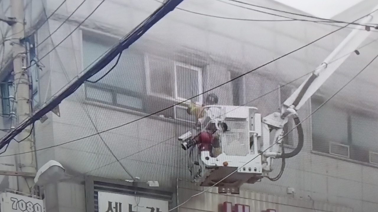 군산 나운동 노래방 화재..윗층 60대 여성 구조