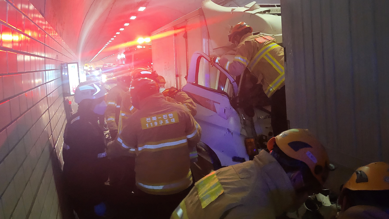 진안 터널에서 화물차 간 추돌..1명 사망·1명 부상
