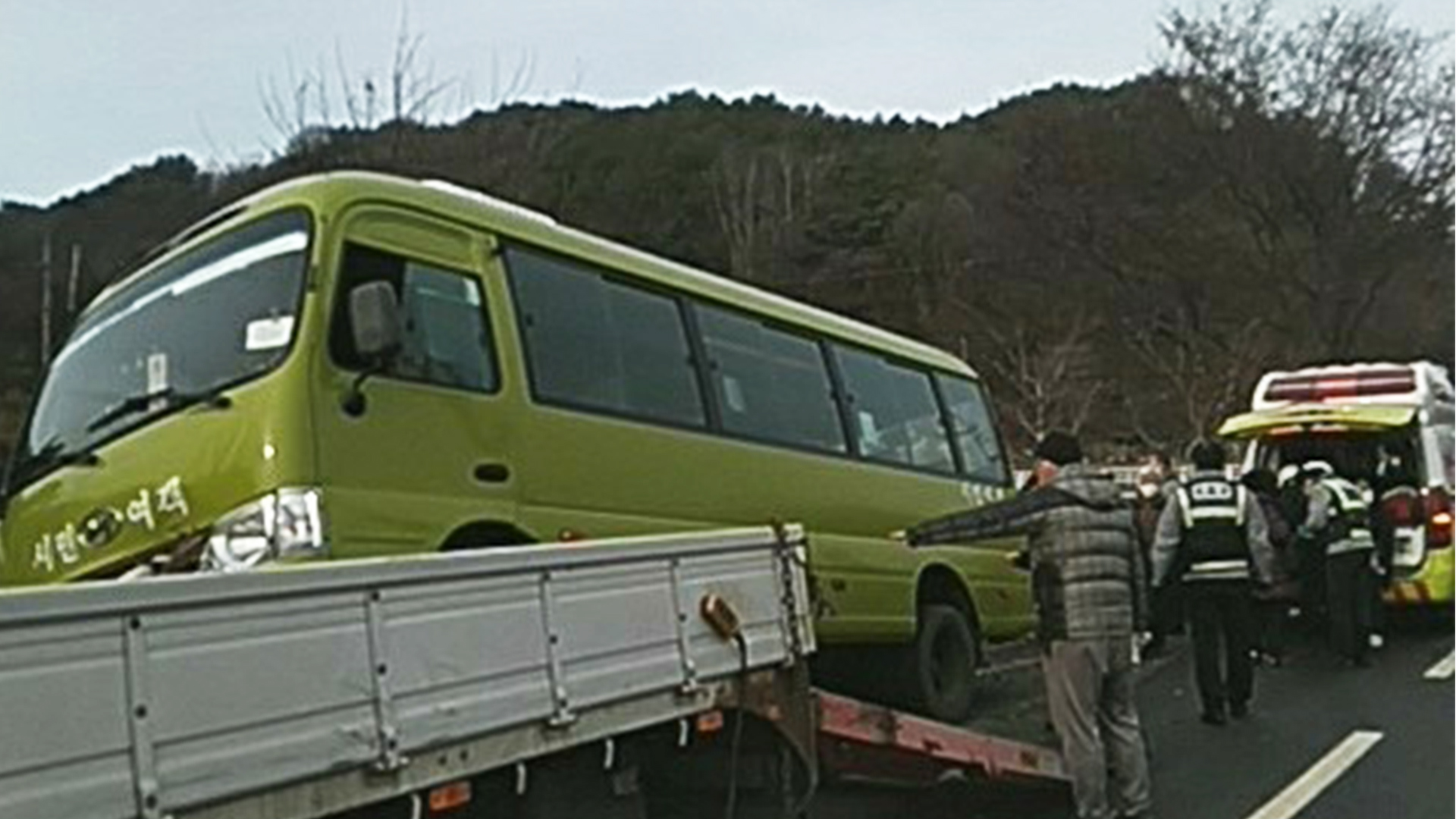 완주에서 마을버스-트럭 추돌.. 승객 7명 부상