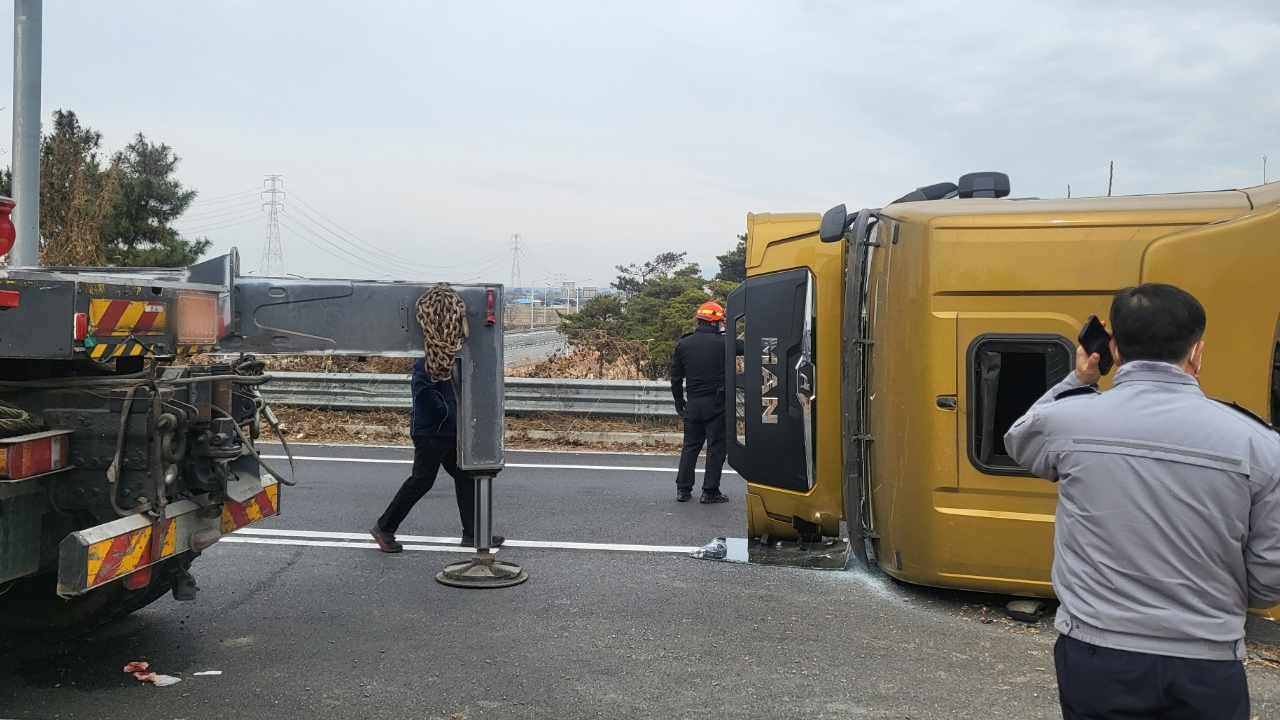 우드칩 운반 25톤 화물차 넘어져..3시간 도로 정체