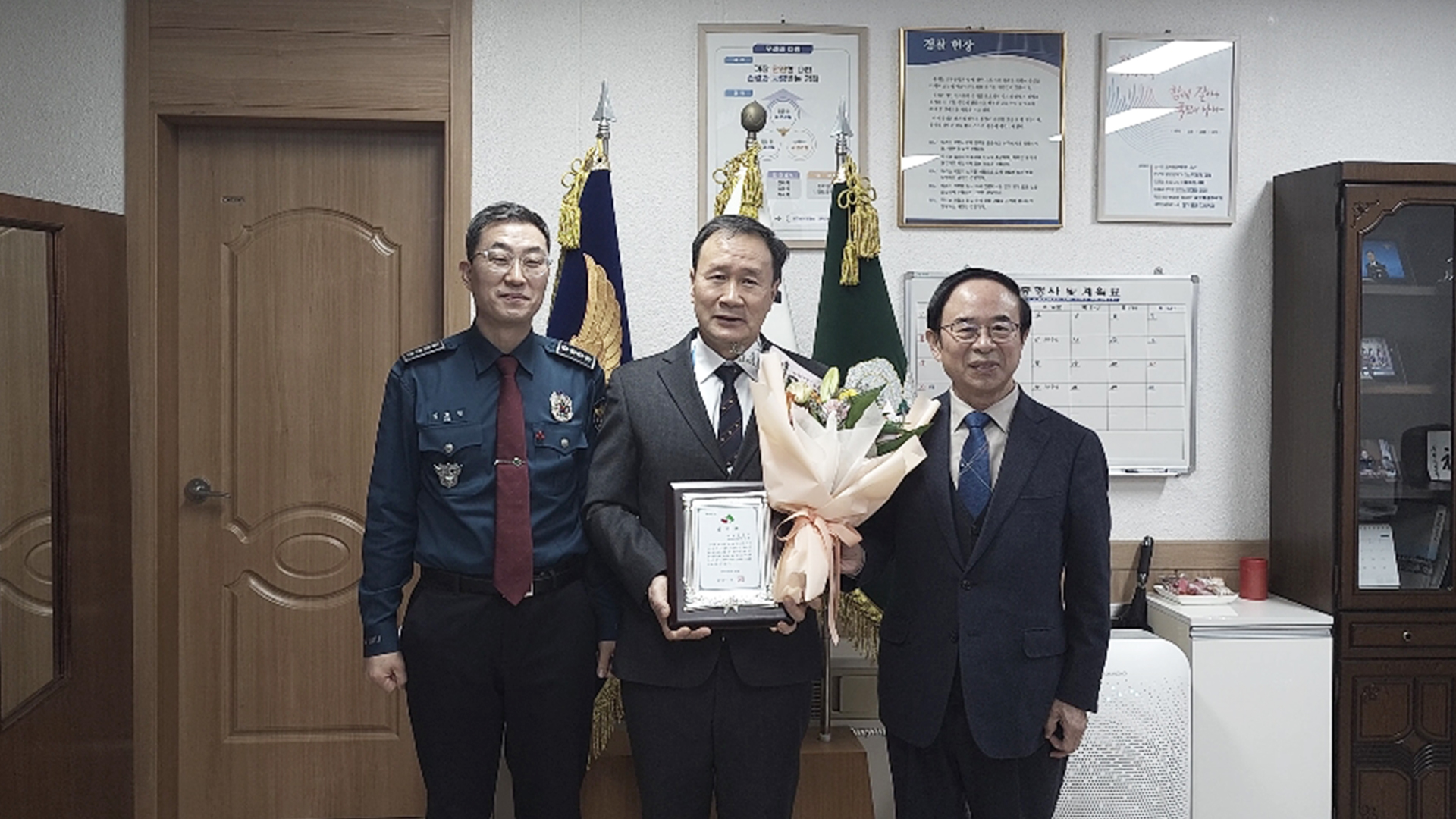 심민 임실군수, 퇴임 경찰관에 감사패 전달