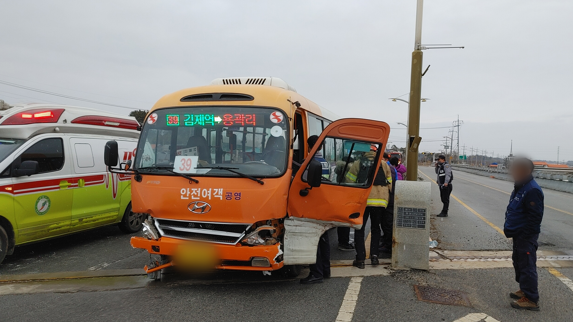 시내버스 다리 난간 들이 받아.. 운전자 사망, 2명 부상