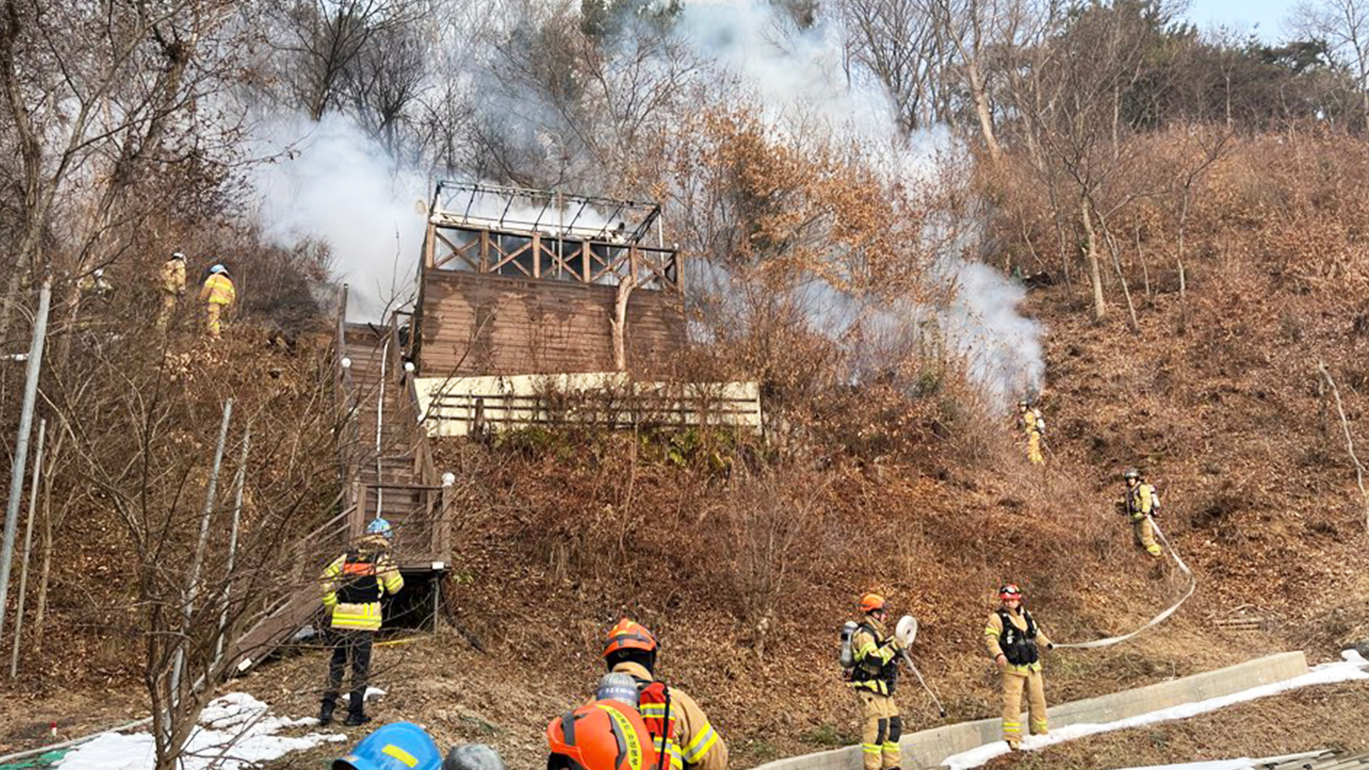 군산 염불사에서 화재.. 목조 건물 한 채 전소