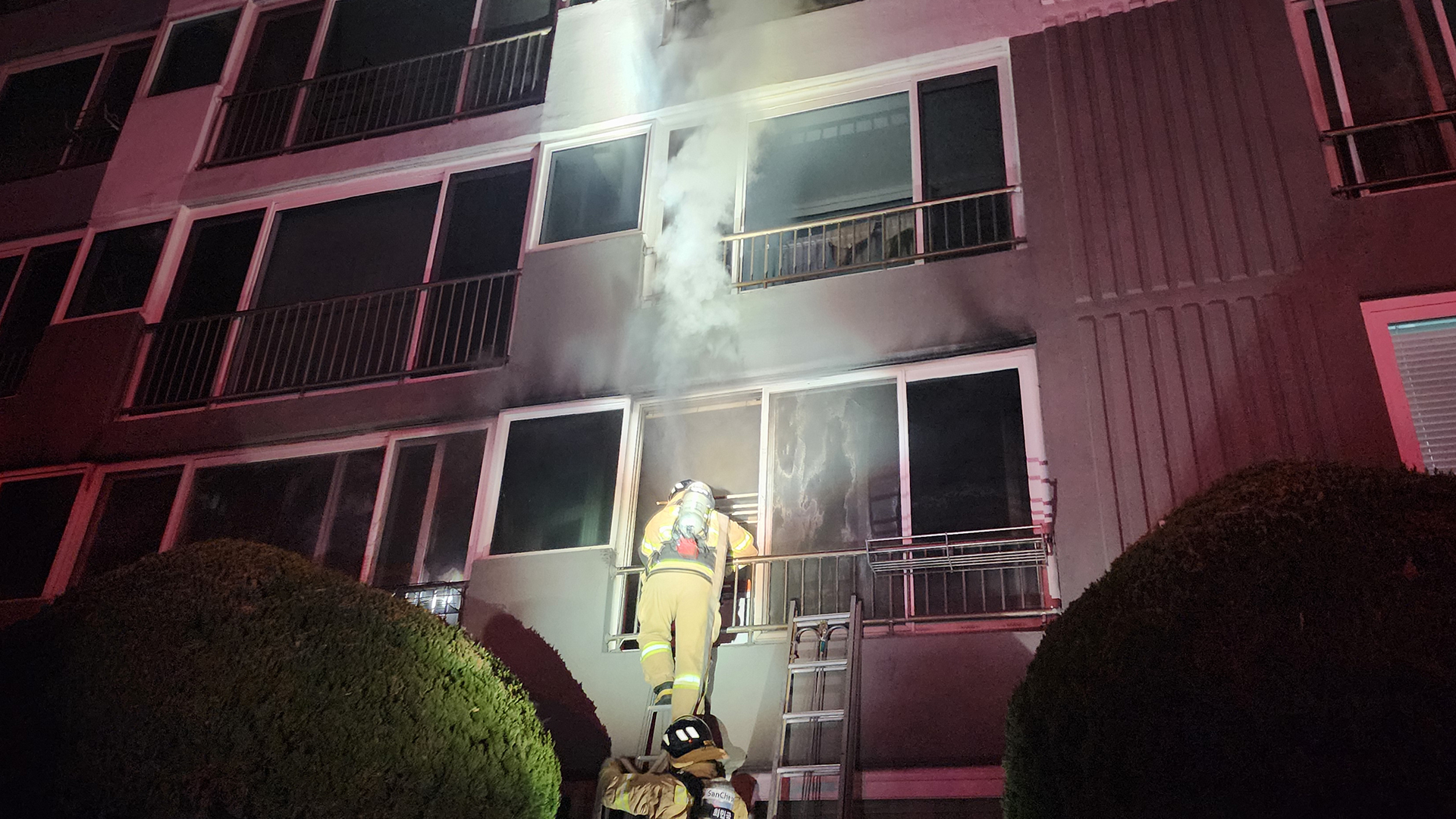 새벽에 전주 아파트에서 화재..30여 명 대피