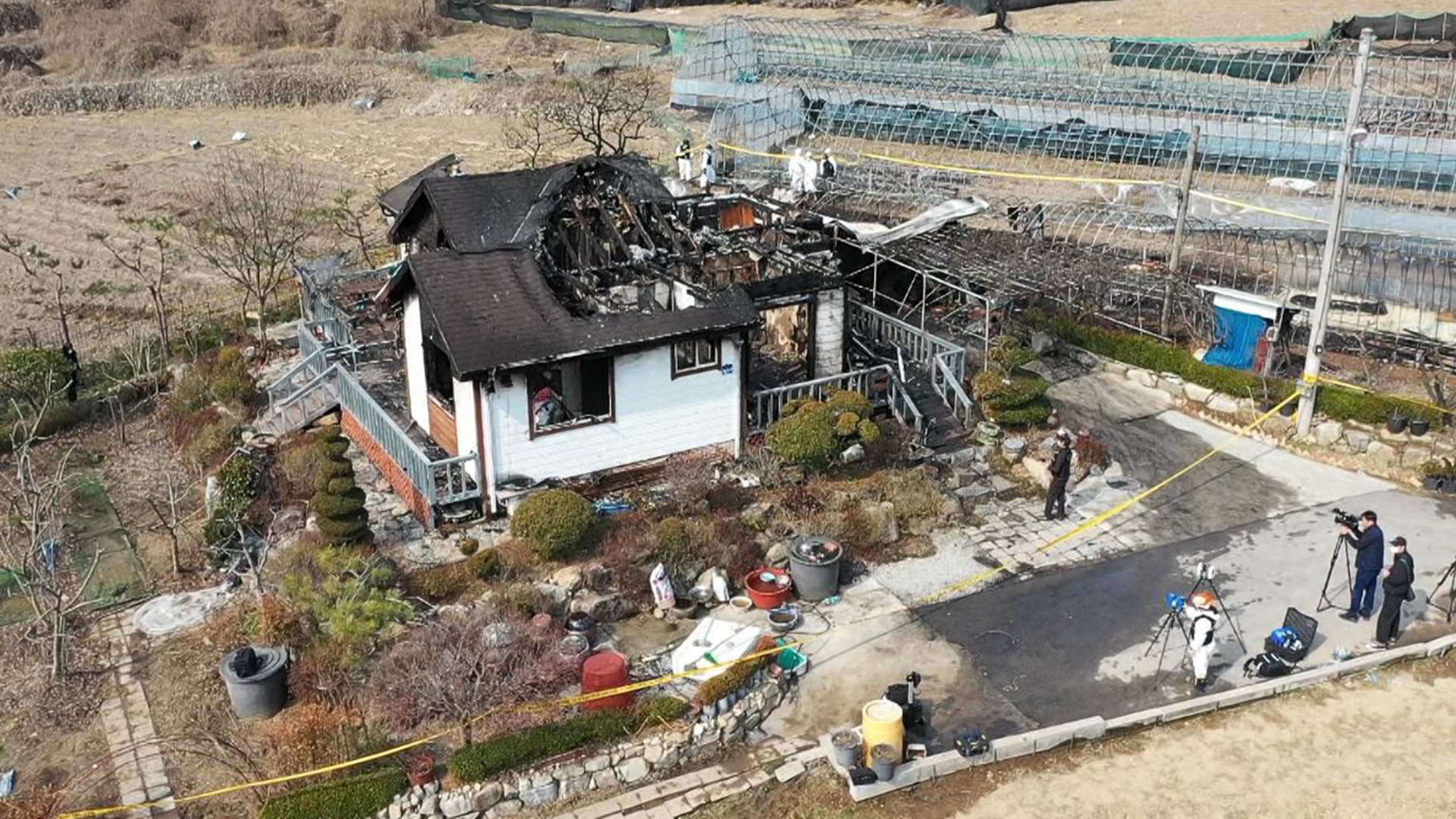 김제 주택 화재 합동 감식..'쓰레기 소각 부주의' 추정