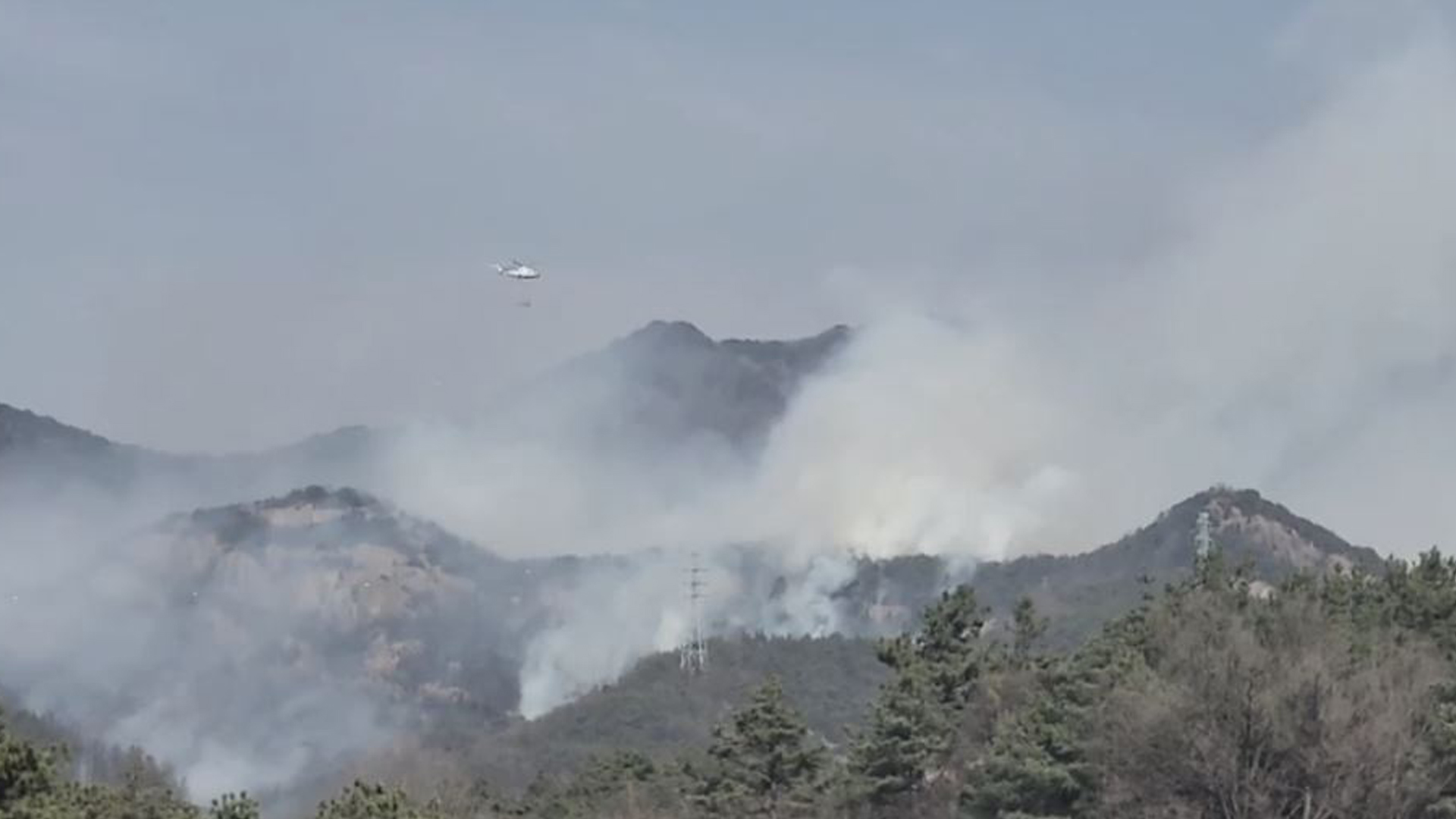 건조한 날씨 속 완주 야산에서 산불..