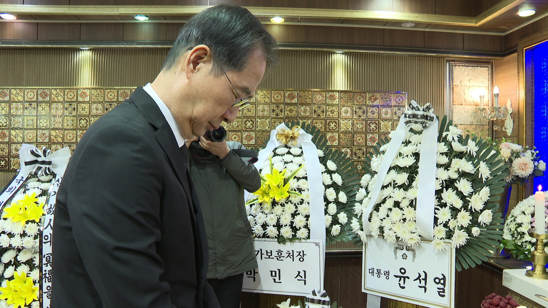 한덕수 국무총리, 故 성공일 소방교 빈소 조문