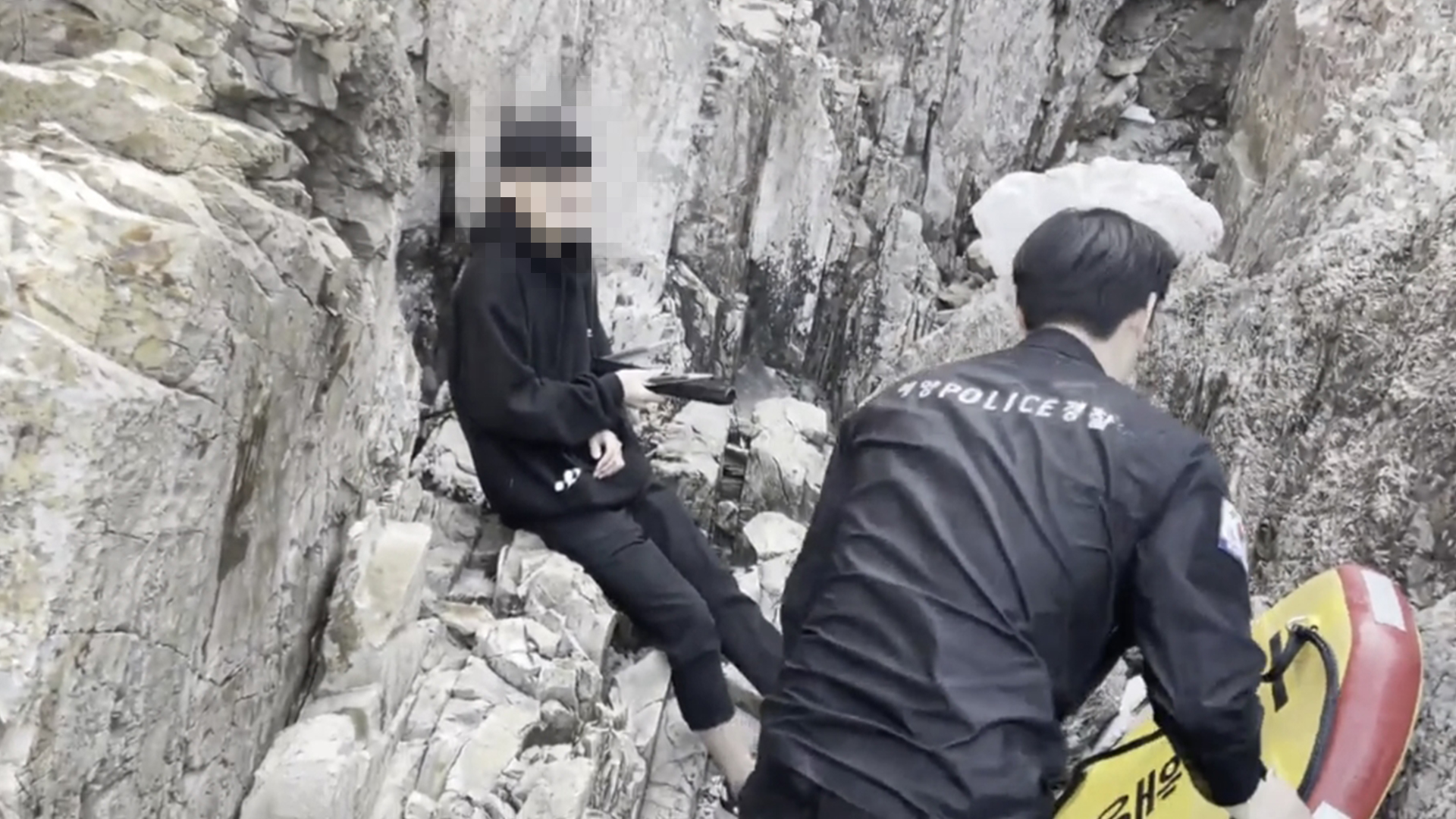 낚시하다 갯바위 고립된 10대 3명 해경이 구조