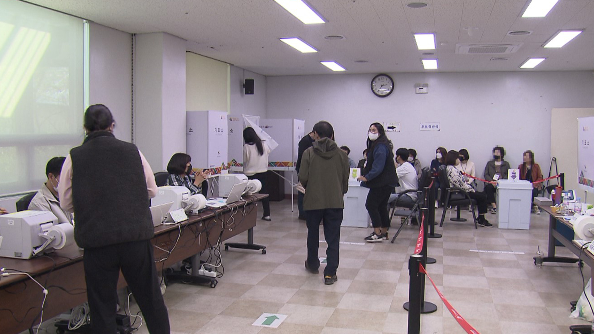 재선거 사전투표 시작.. '저조한 투표율'