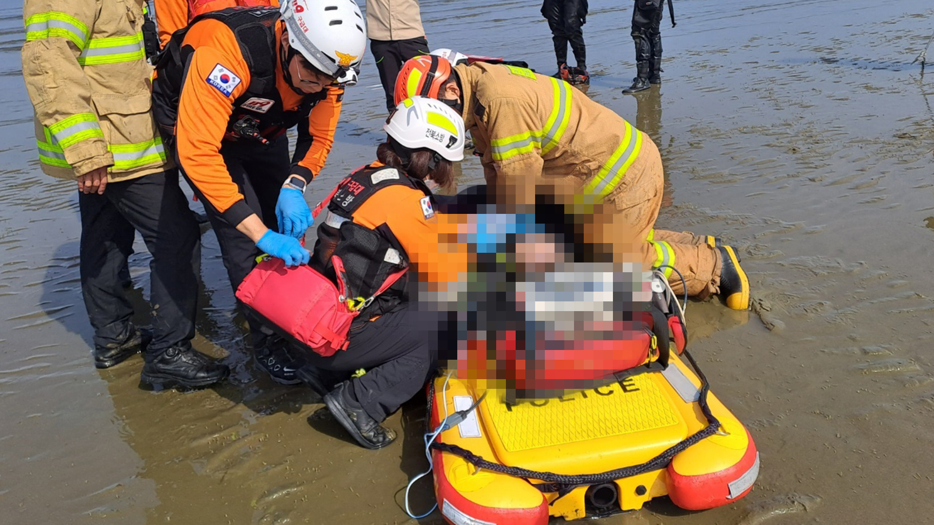 부안 해수욕장에서 4명 물에 빠져..1명 사망