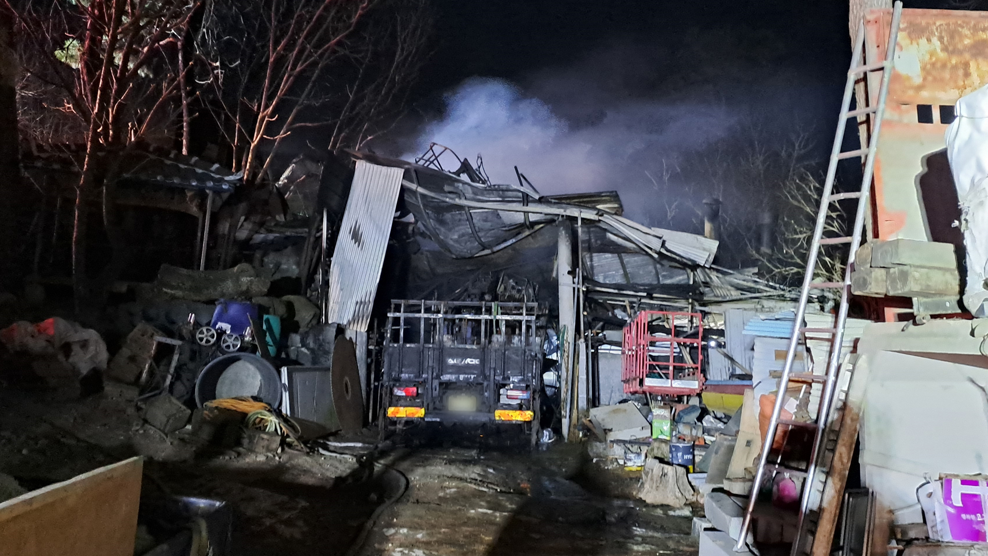 자재창고 '화재'..차량 빼려던 50대 남성 2도 화상