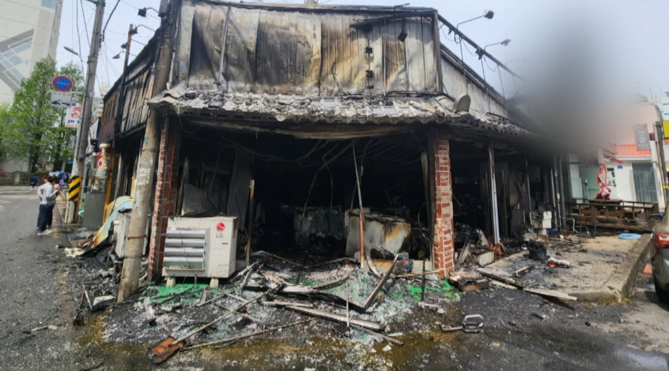 군산 반찬가게 화재.. 주변 점포 5곳으로 번져