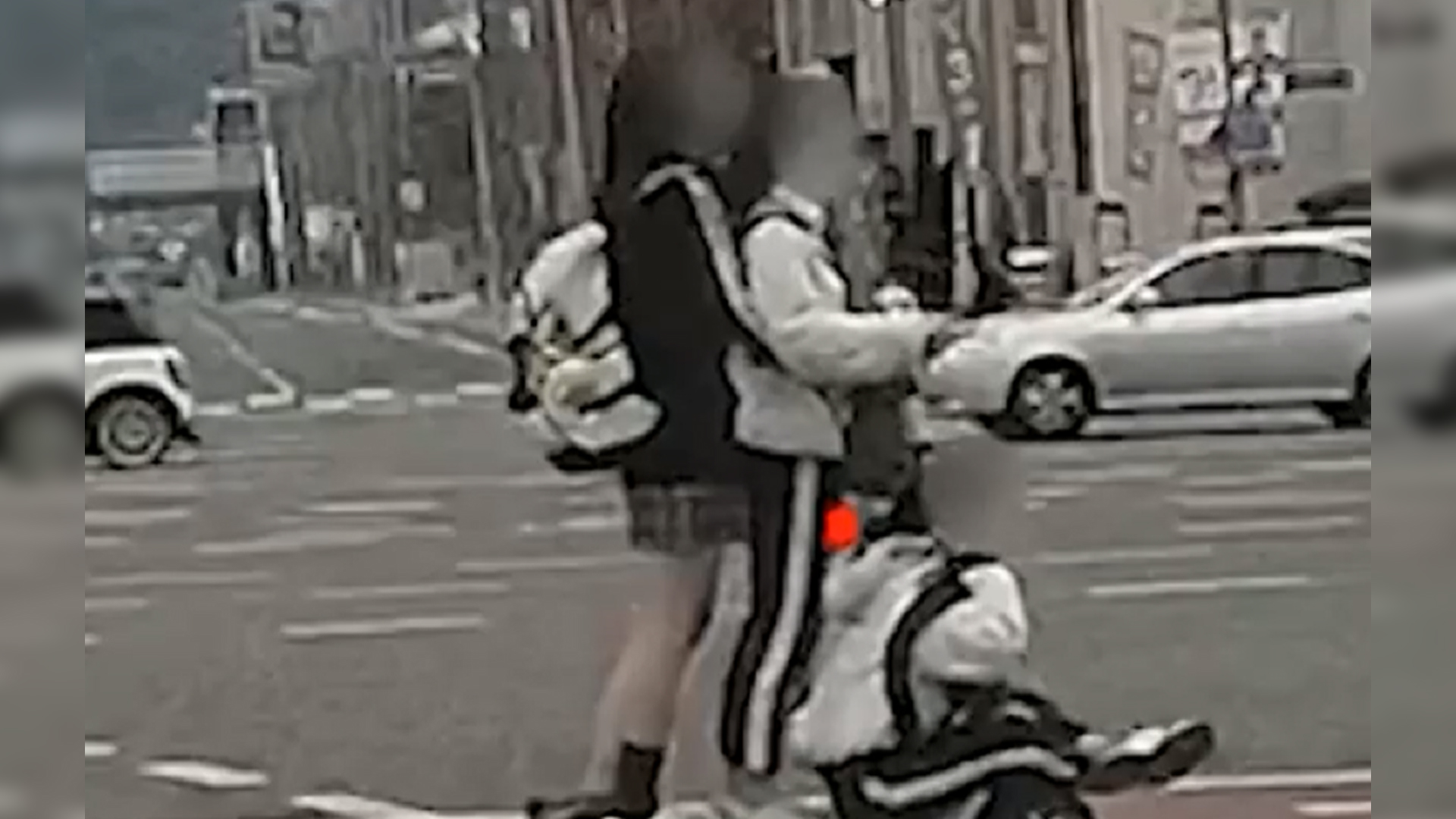 '위험천만' 전동 킥보드.. 여고생, 택시와 부딪혀 숨져