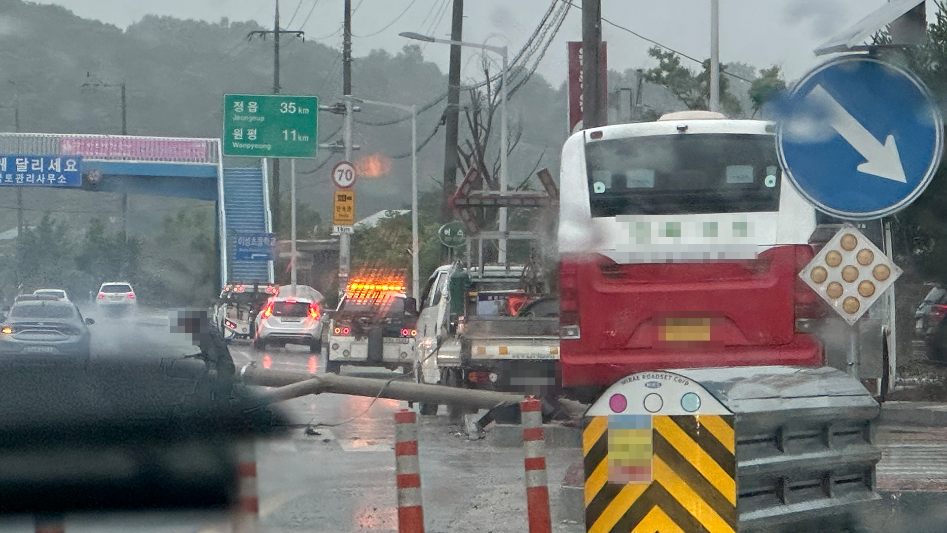 시외버스가 신호등 들이받아..탑승자 등 7명 큰 피해 없어