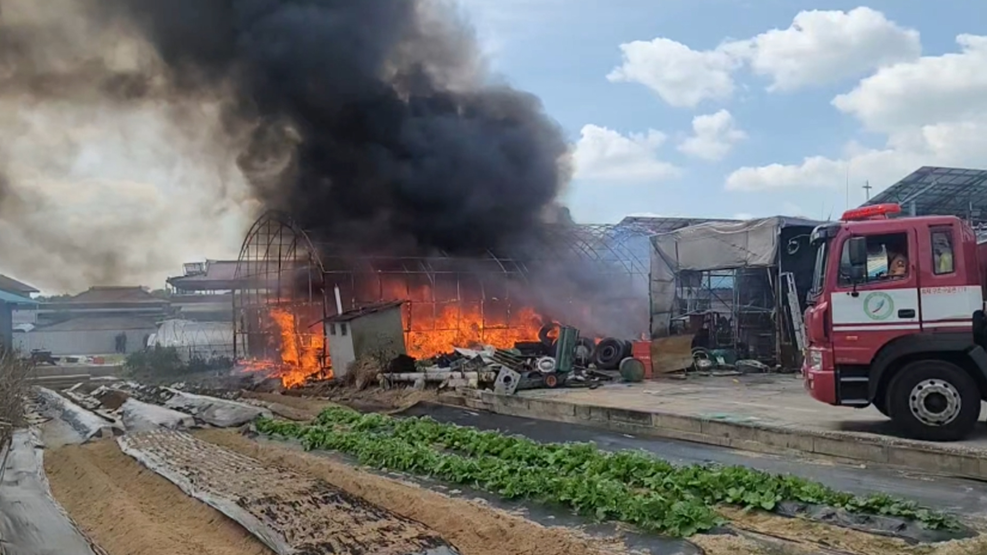 창고 화재로 장례용품 전소..7,900만 원 피해