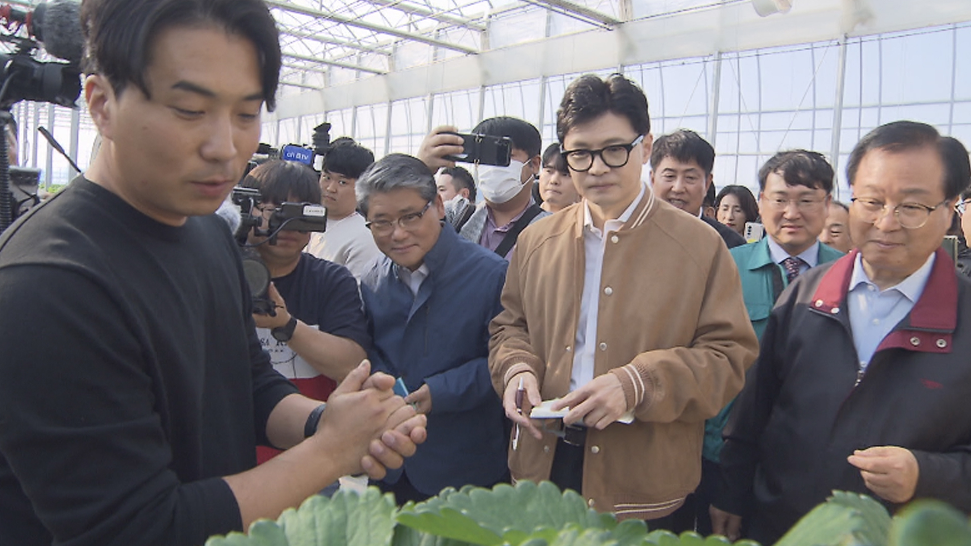한동훈 장관, 완주 외국인 계절근로 현장 방문