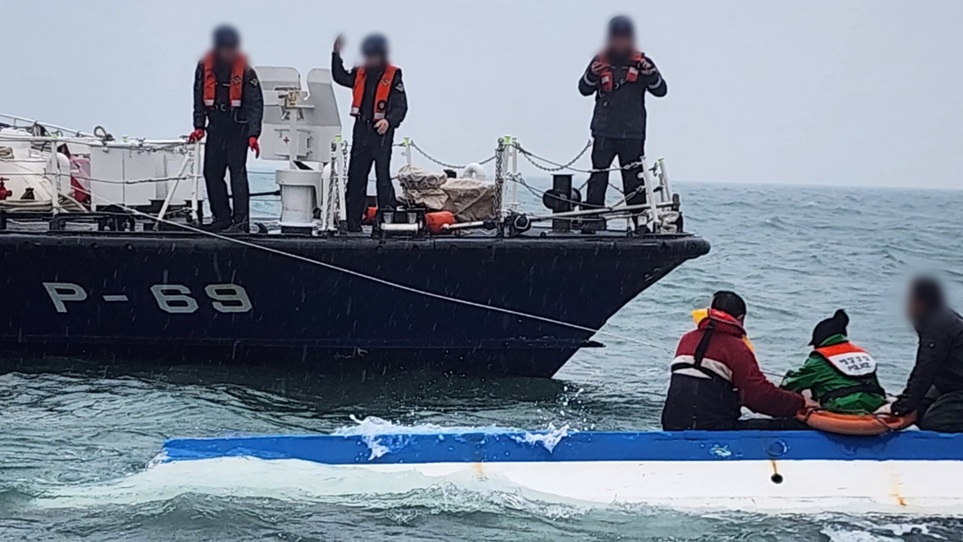 [영상] 홍합 조업 선박 전복.. 승선원 4명 전원 구조