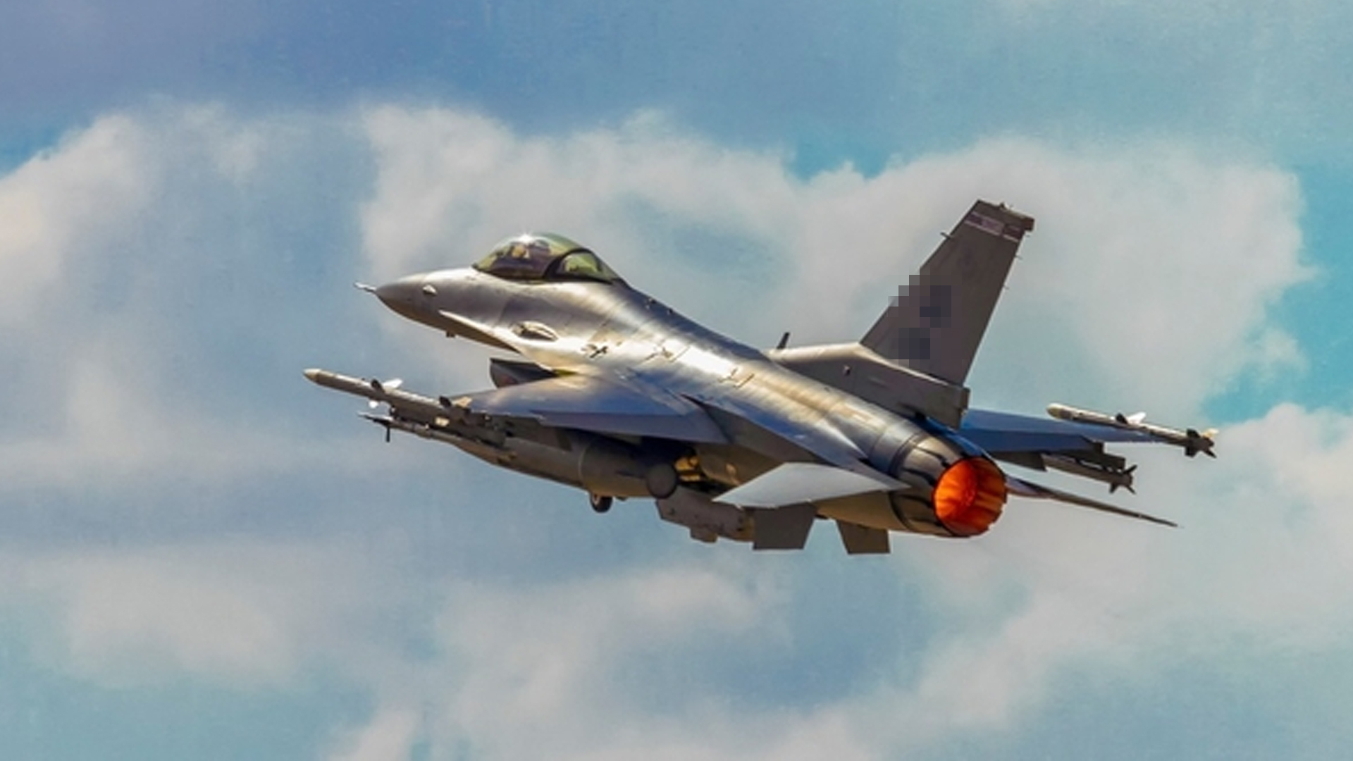 추락 F-16 조종사 구조 이송 중.. 미 공군 사고 원인 조사 착수