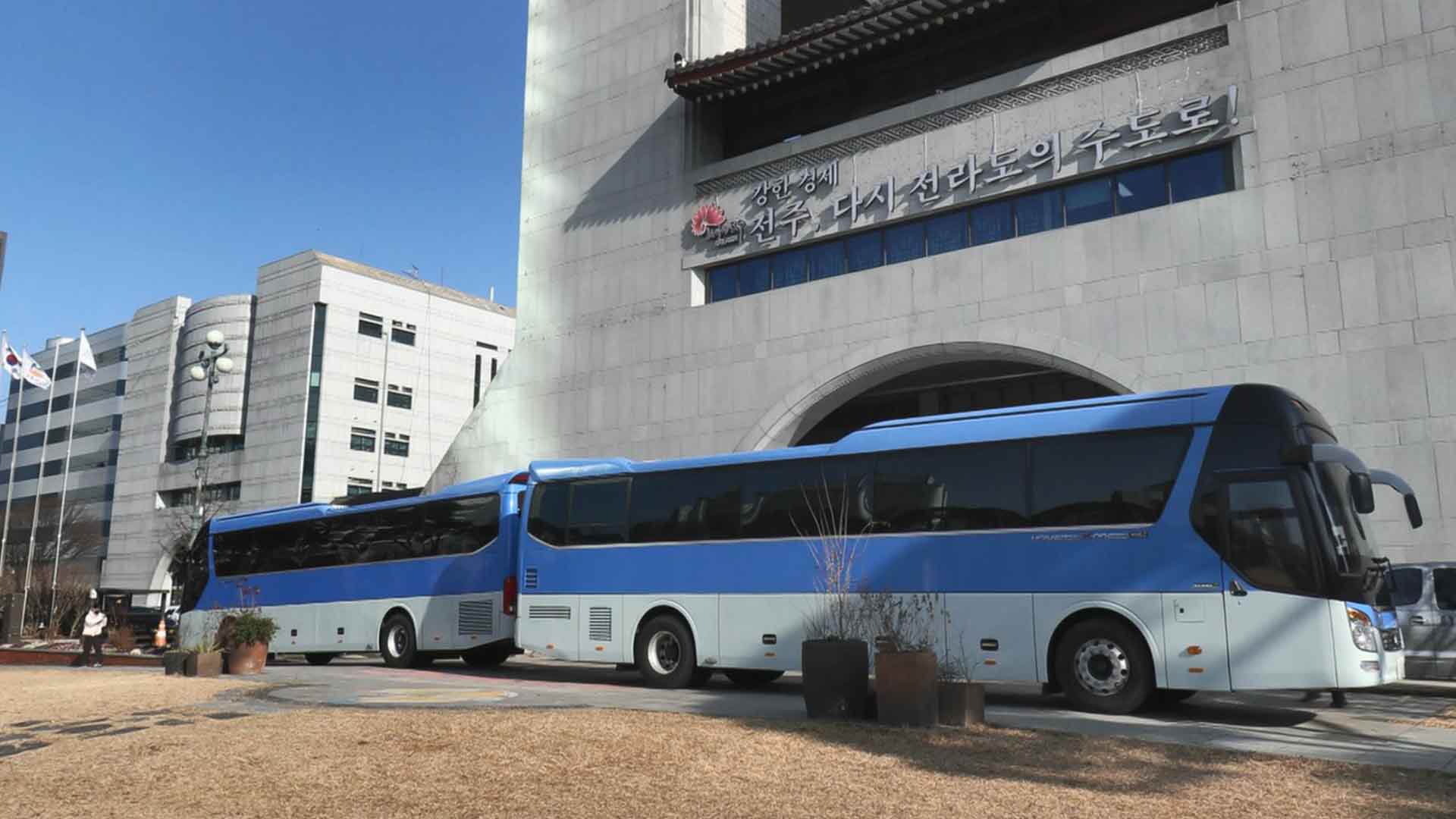 전주시청사 앞에 '버스 차벽' 등장..