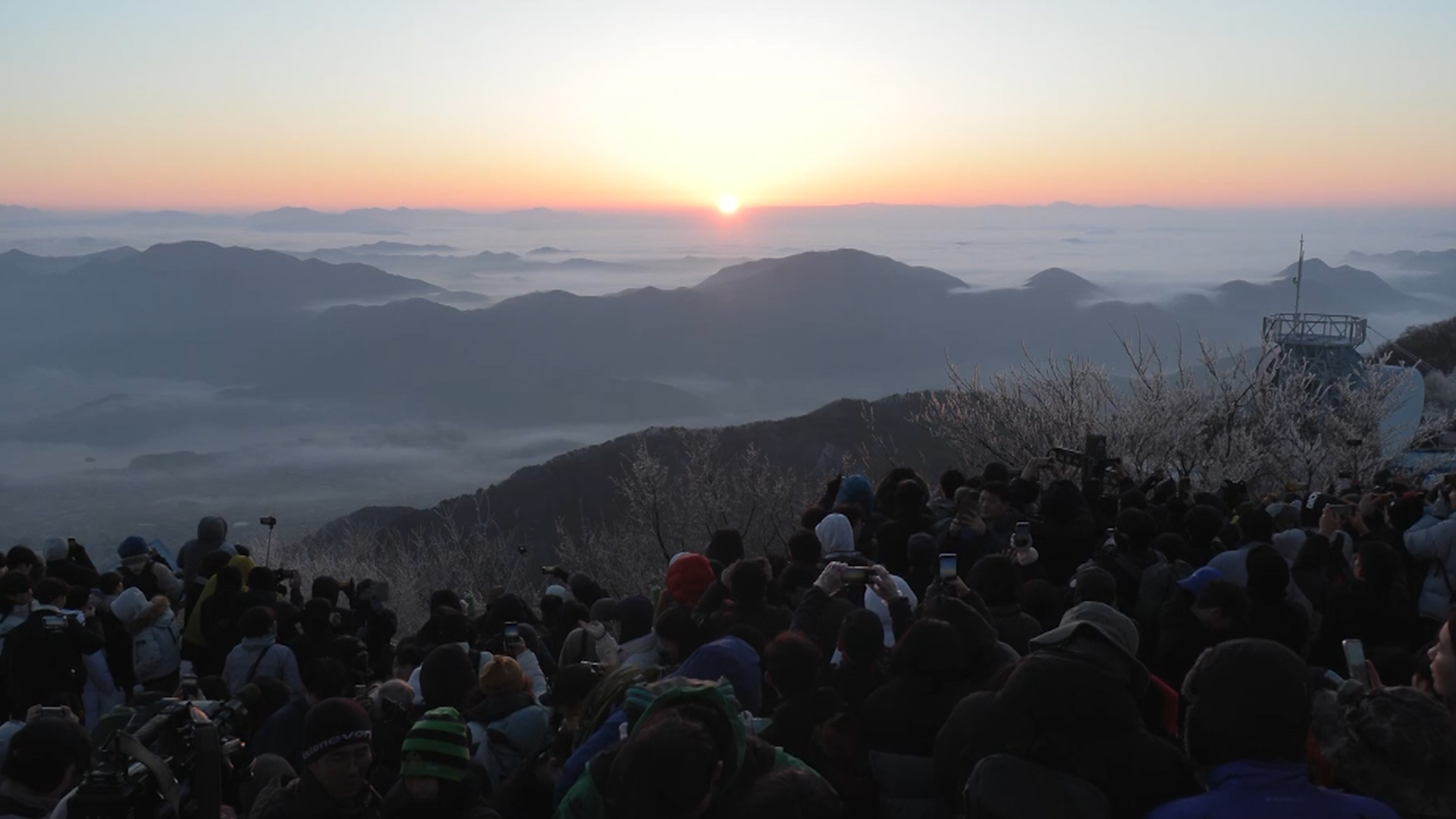[영상] 2024년 첫 일출.. 전북 모악산 수 천 명 운집