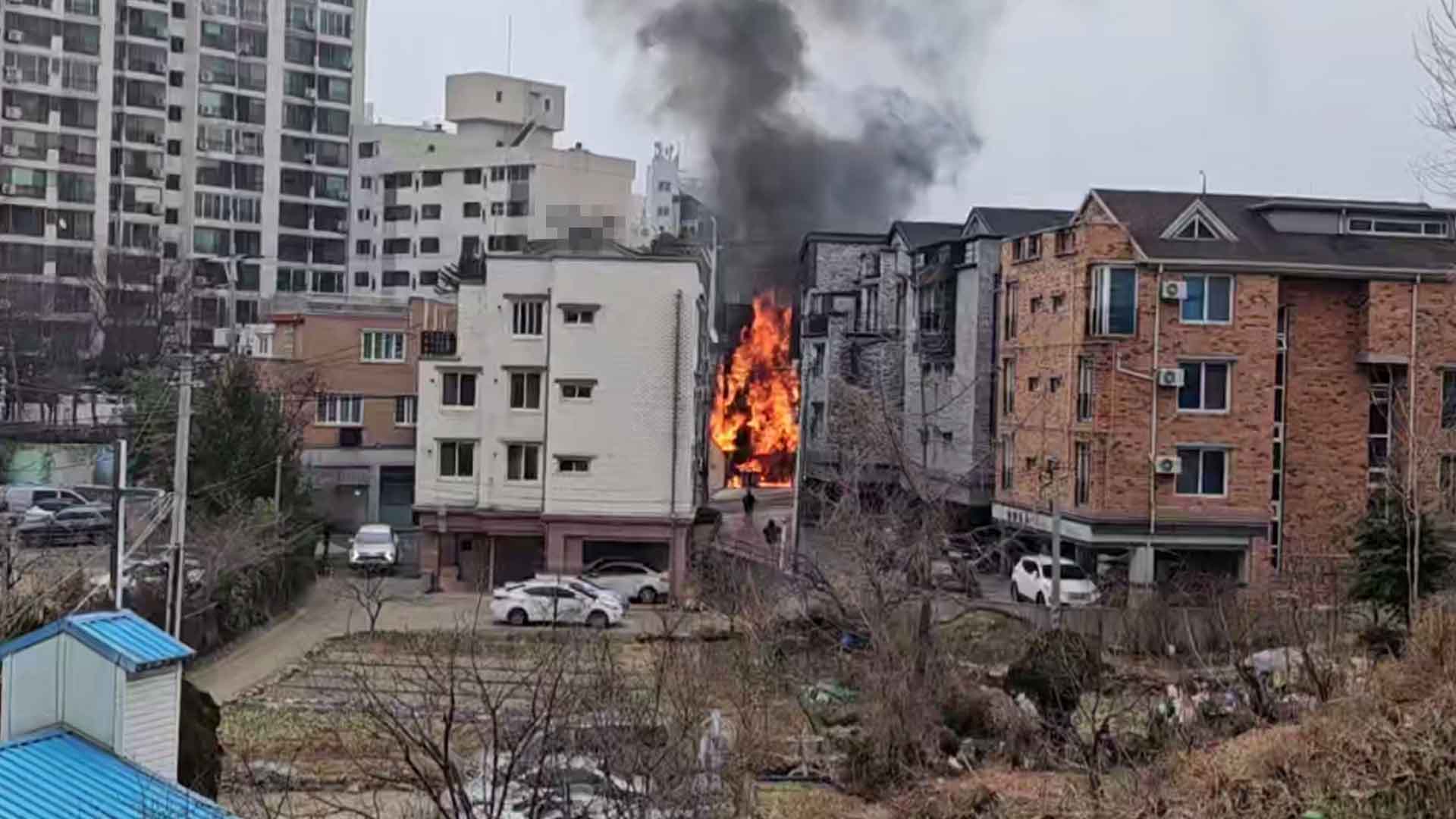 [영상] 음식점 화재로 긴급 대피.. 건물 전체 '화염'
