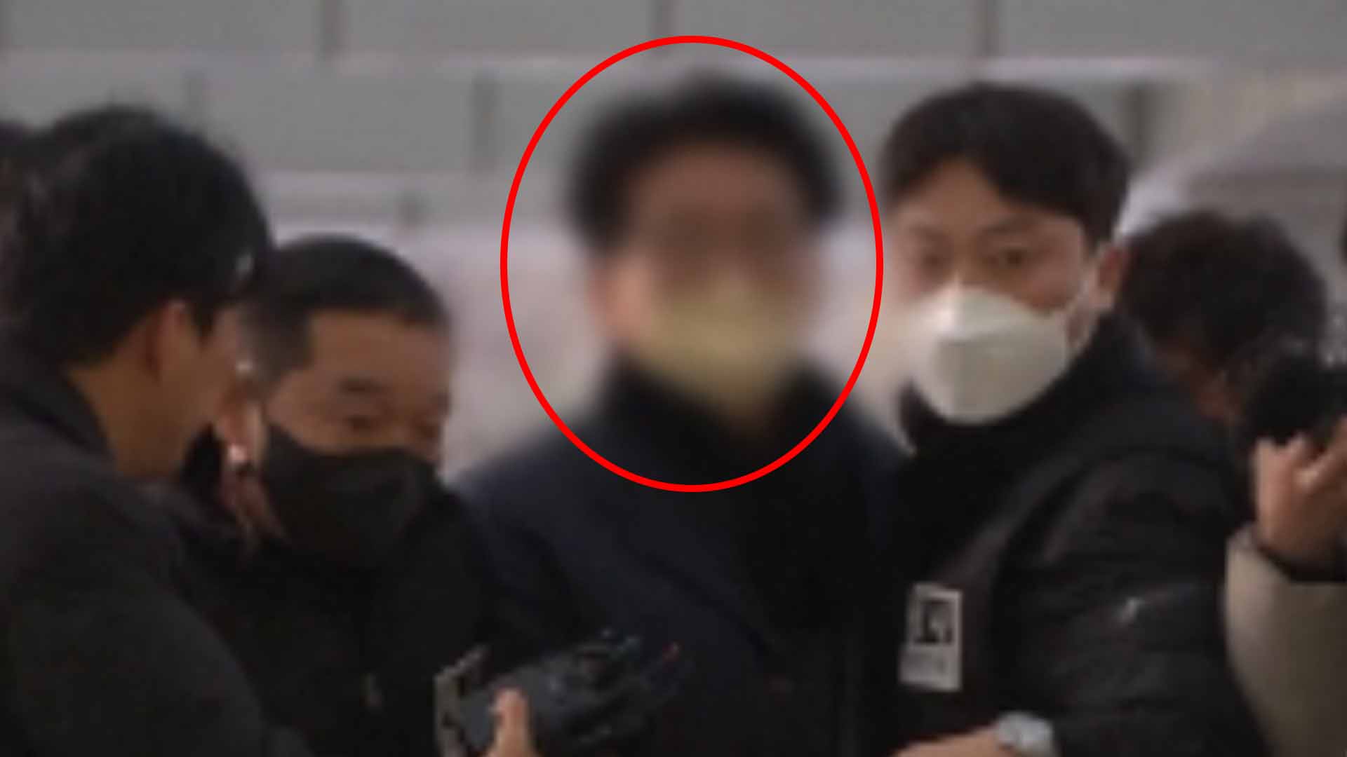 '이재명 피습' 피의자 압수수색 영장 발부.. 수사 본격화