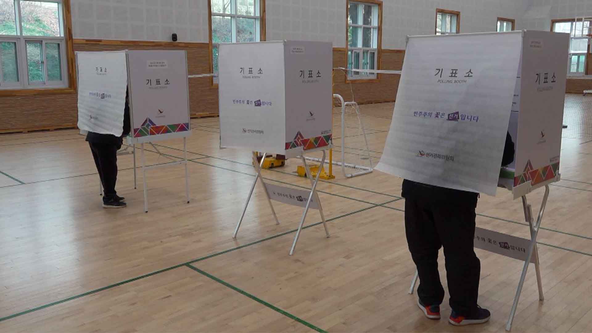 총선 사전투표소에 몰카 설치 40대 체포..인천·양산서 잇따라 발견