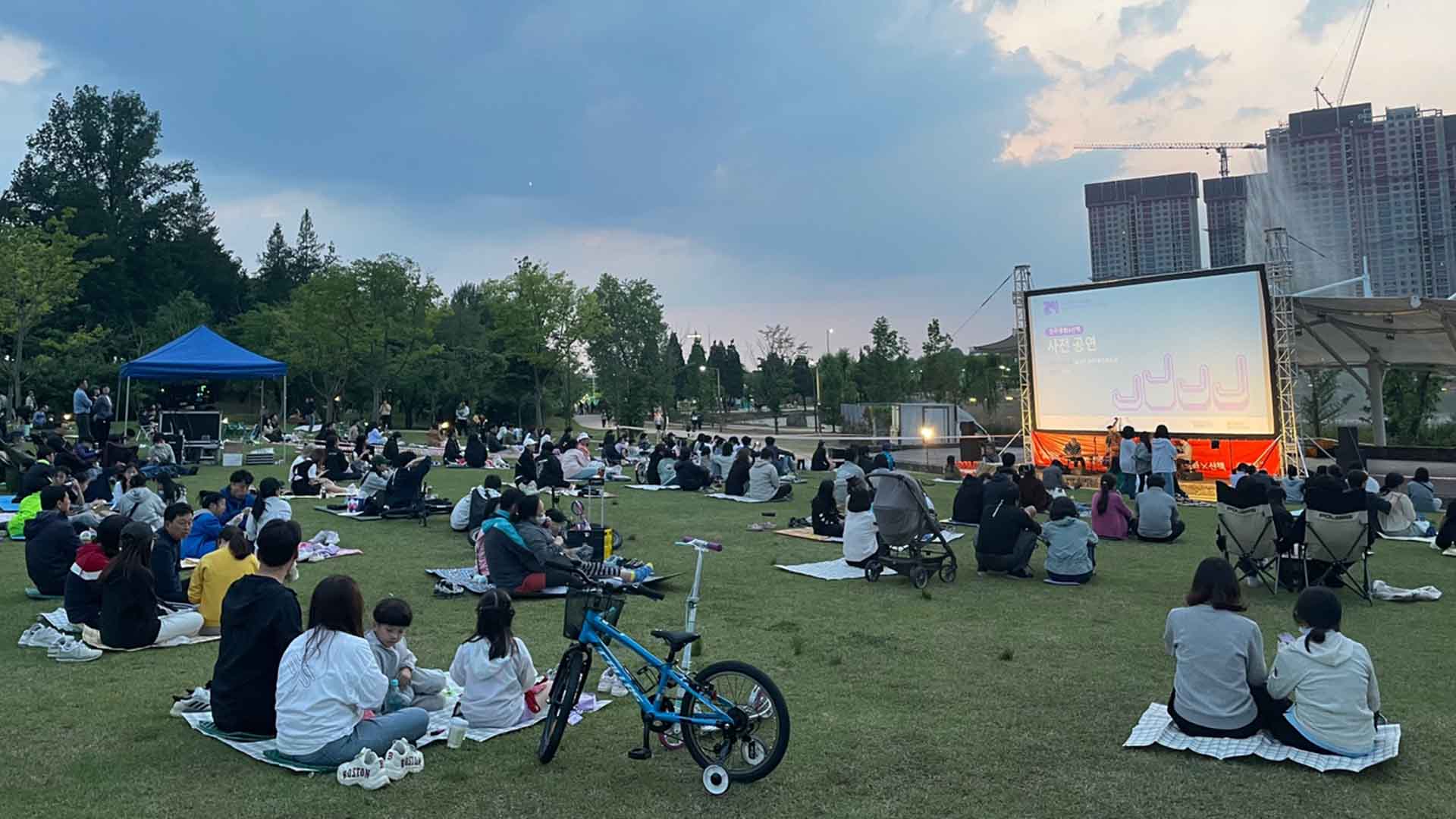 가족 단위 위한 '야외 영화 상영'..JIFF 예산 삭감에도 