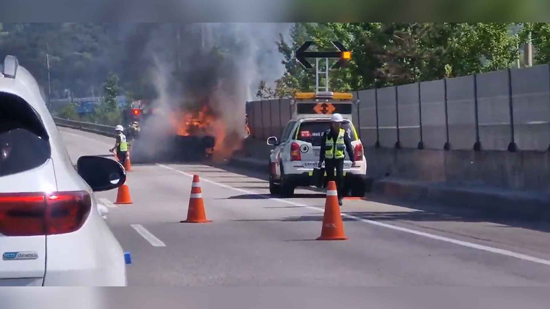 호남고속도로 백양사IC에서 트럭 화재.. 차량 전소