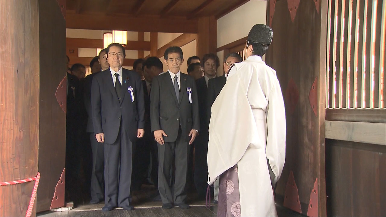 日 국회의원들 'A급 전범 합사' 야스쿠니신사 집단참배