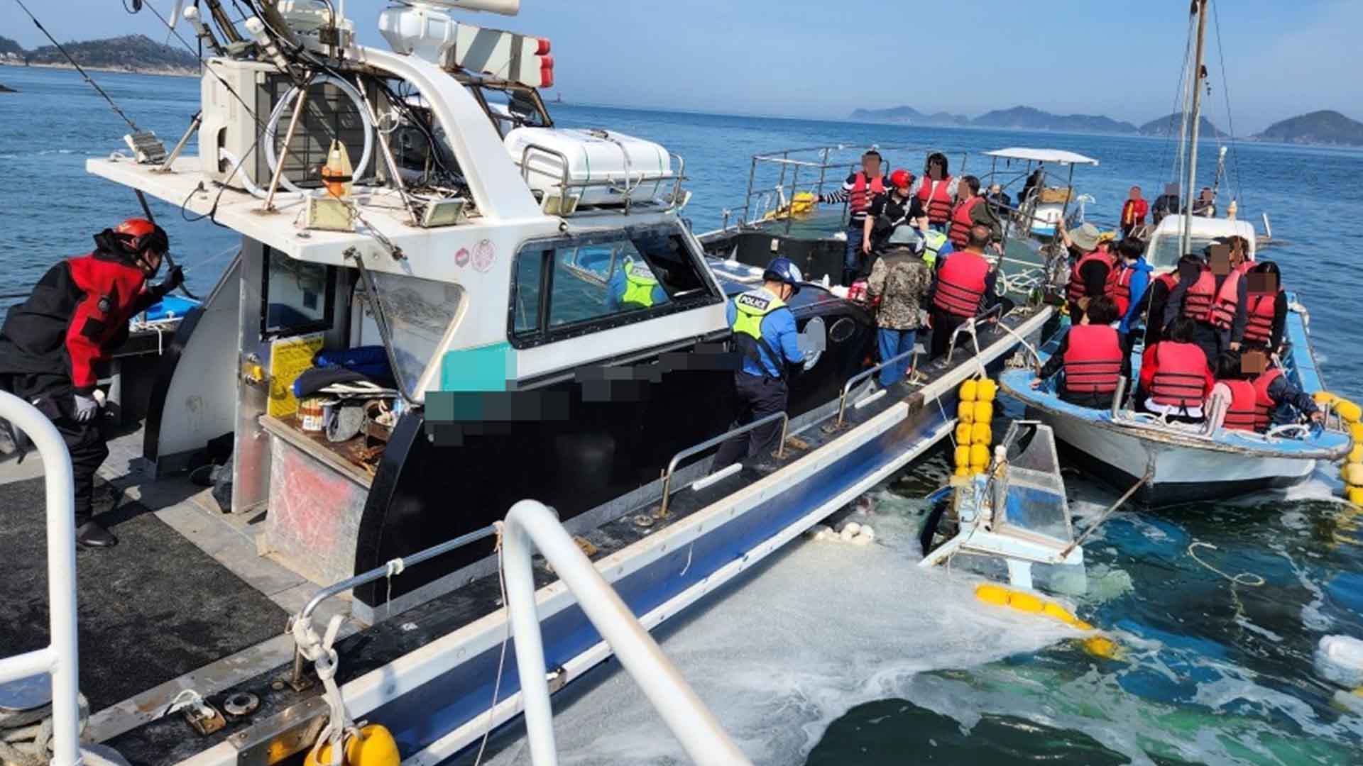 군산 대장도 앞바다 어선 간 충돌.. 전복 전 2명 구조