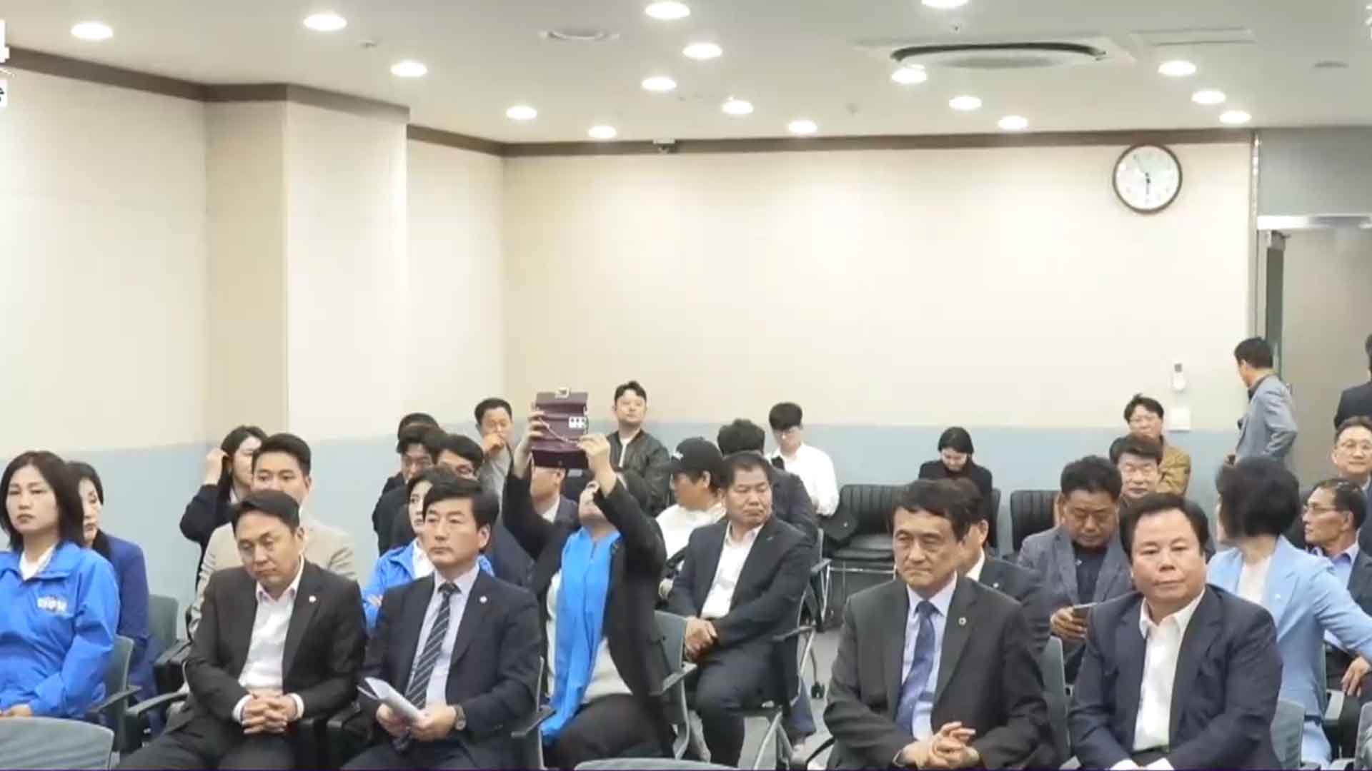 민주당 환호, 국민의힘 등 침통..희비 엇갈린 출구조사