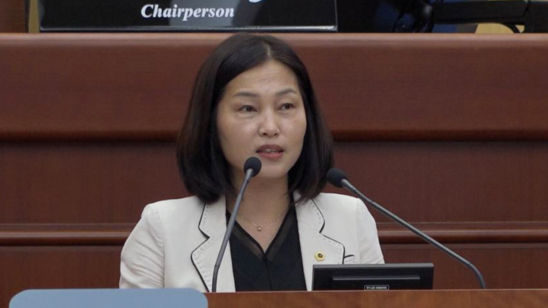 소고기 식사 대접 받은 윤영숙 도의원에게 '경고'