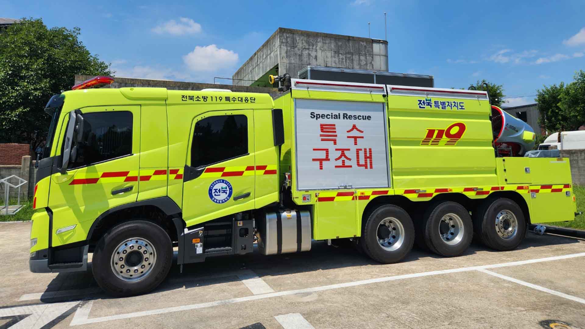 '유류·전기 화재까지 대응'.. 다기능 화학 소방차 전북 첫 도입