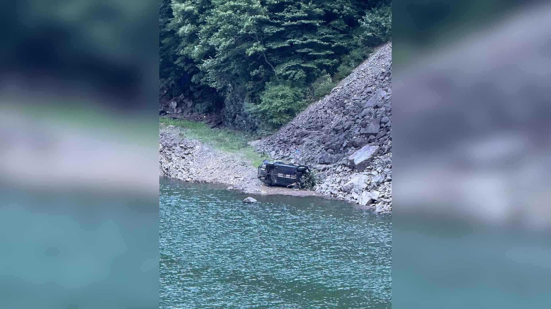 산길 달리던 승용차 30m 절벽 추락.. 90대 노모 숨져