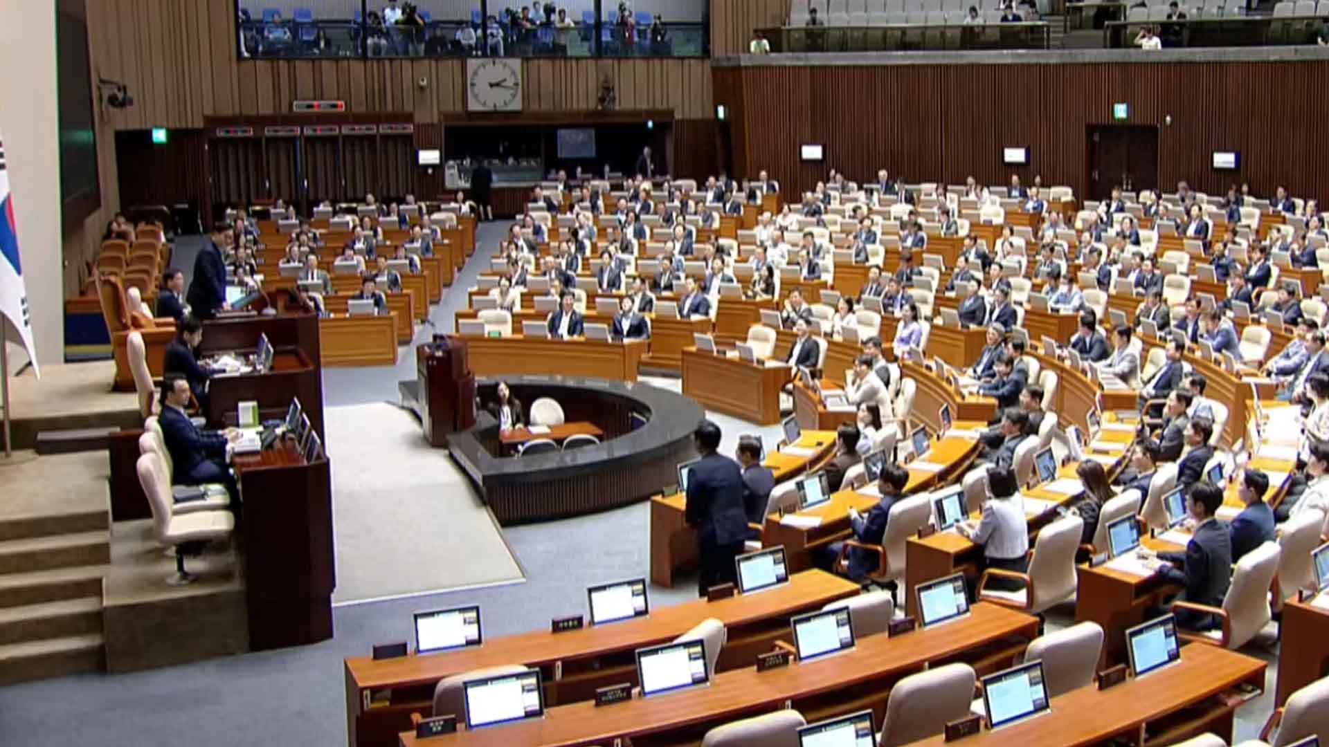 전 국민 25만 원 지급 법안 본회의 상정..與, 필리버스터 돌입