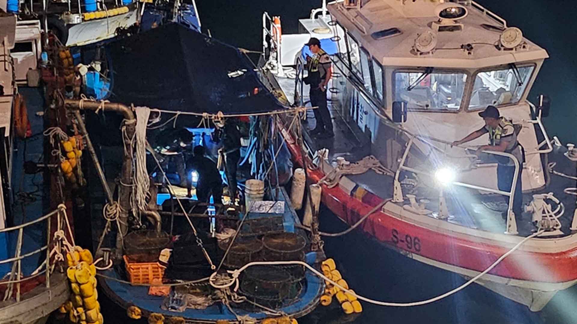 '순찰 중 침수 배 발견'.. 해경이 어선 침몰 막아