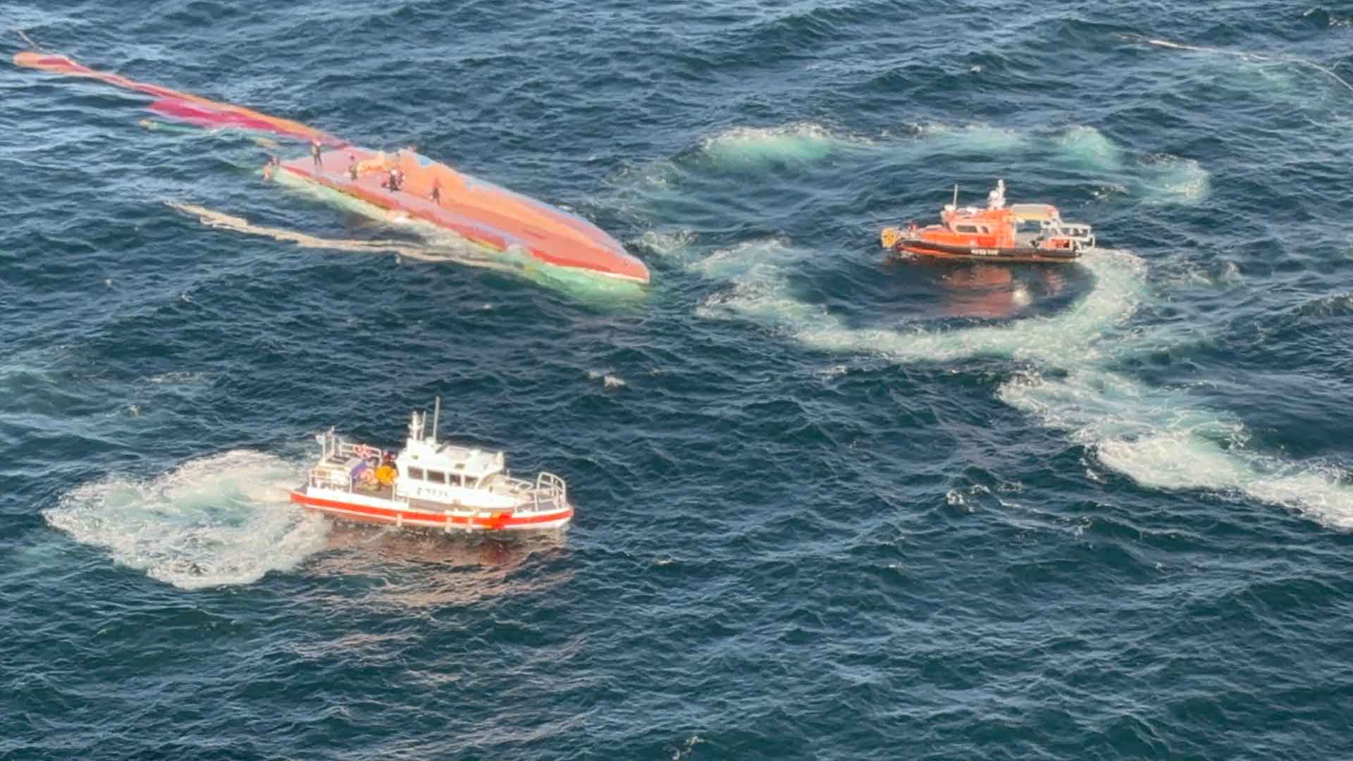 군산 십이동파도 어선 전복.. 3명 의식 불명, 1명 고립