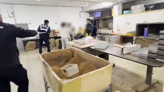 속옷가게 간판 걸고 '짝퉁 담배' 생산.. 중국인 일당 검거