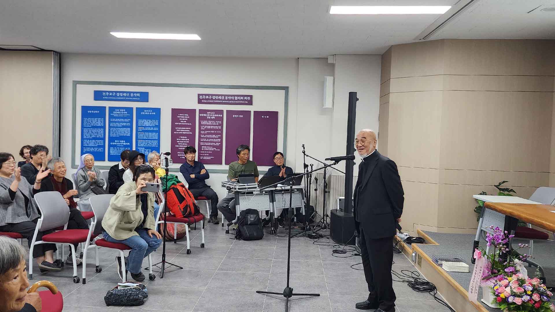 '길바닥 신부 문규현'.. 평전 출판 기념회 열려