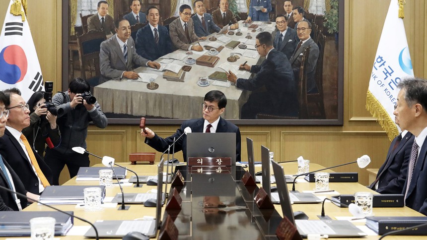 한국은행, 기준금리 0.25%p 인하.. 경제성장률 2.2%로 하향