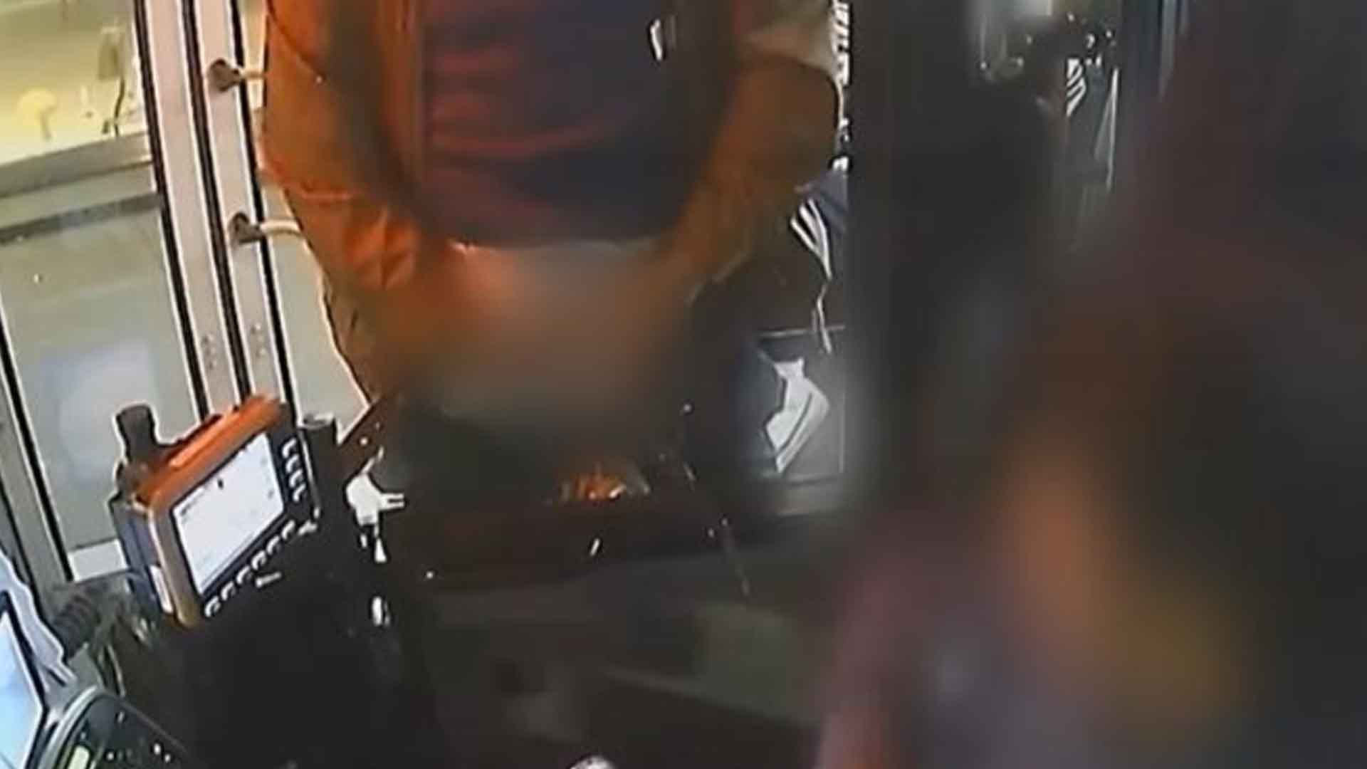 '담배 끄라'는 버스기사에게 소변 보고 주먹 휘둘러
