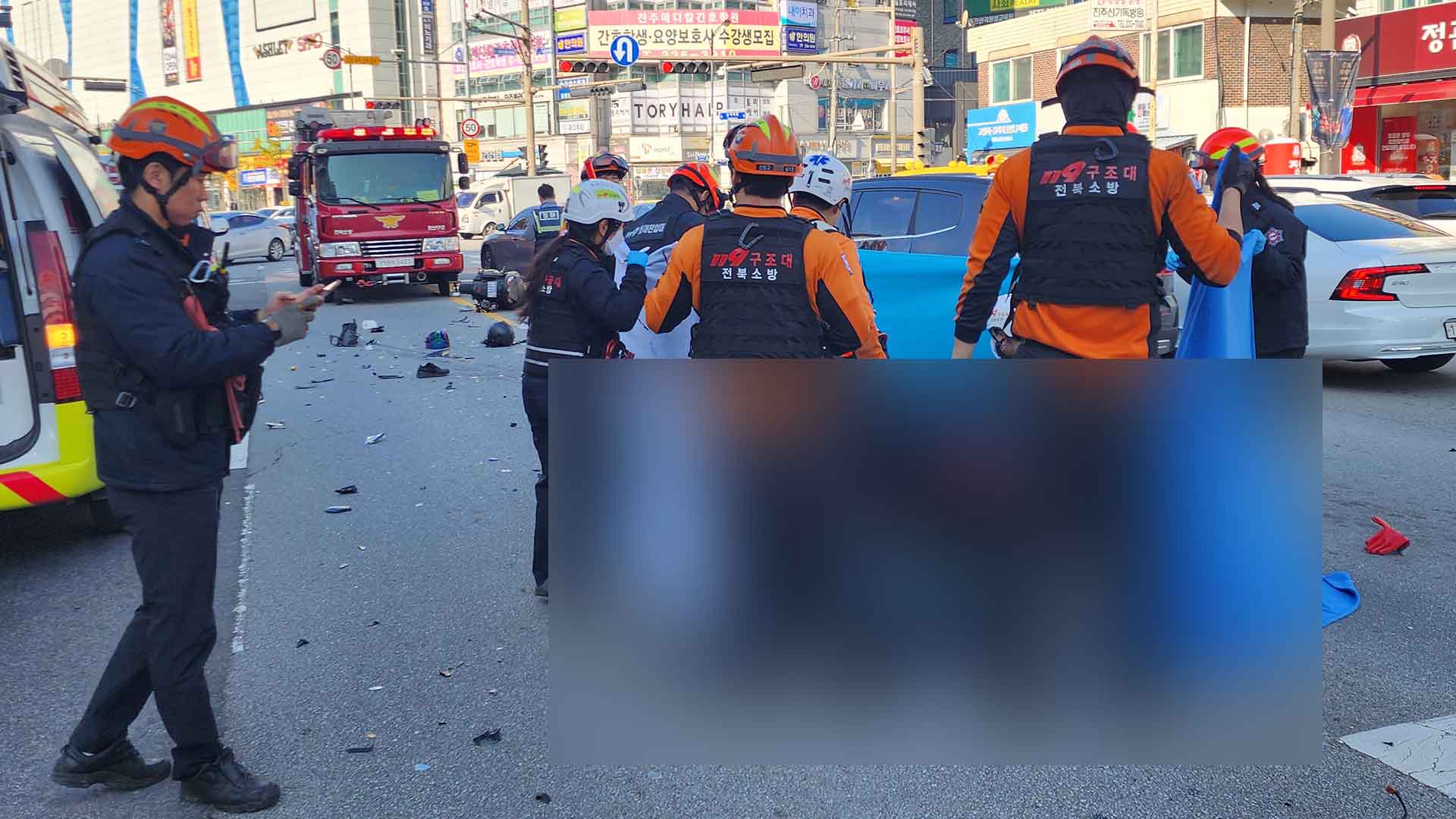 차선 변경 차량에 부딪친 오토바이 운전자 숨져