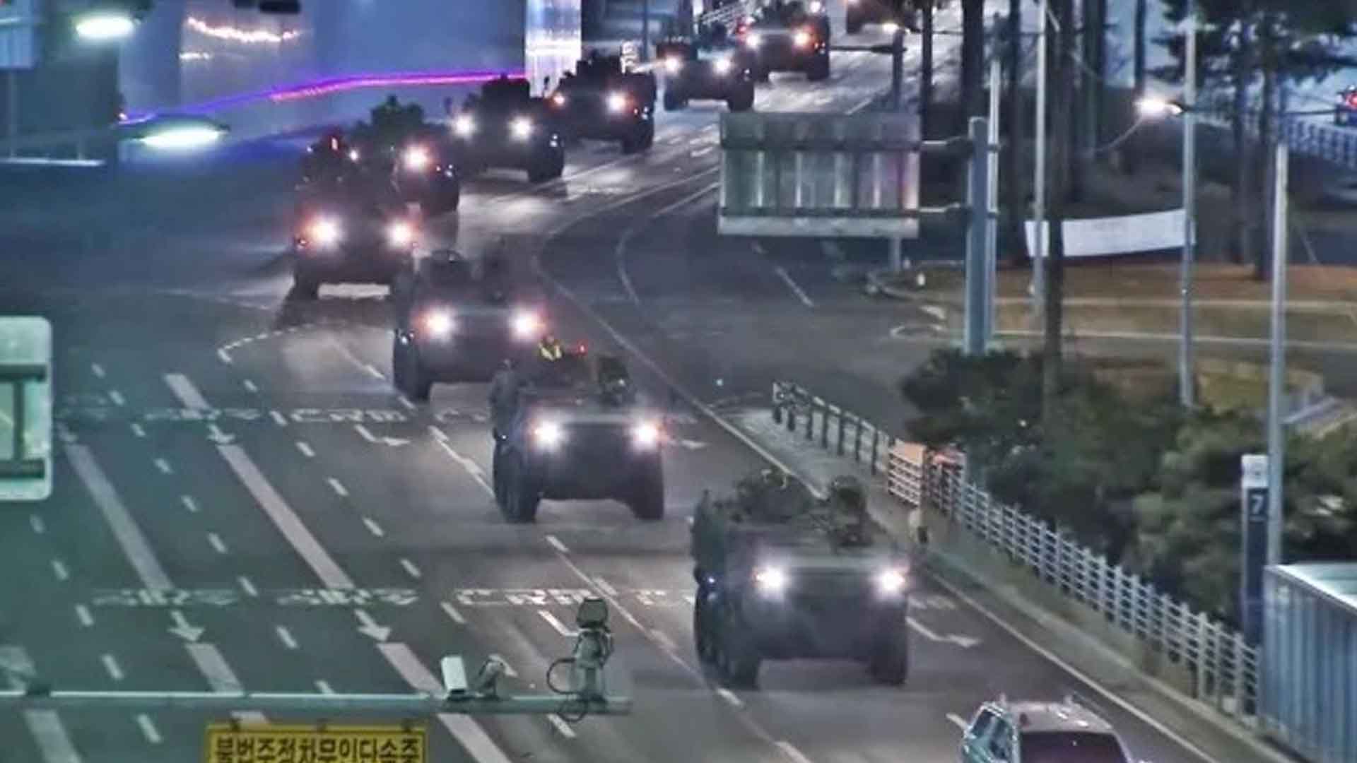 국회로 헬기 착륙.. 도심 장갑차 이동중